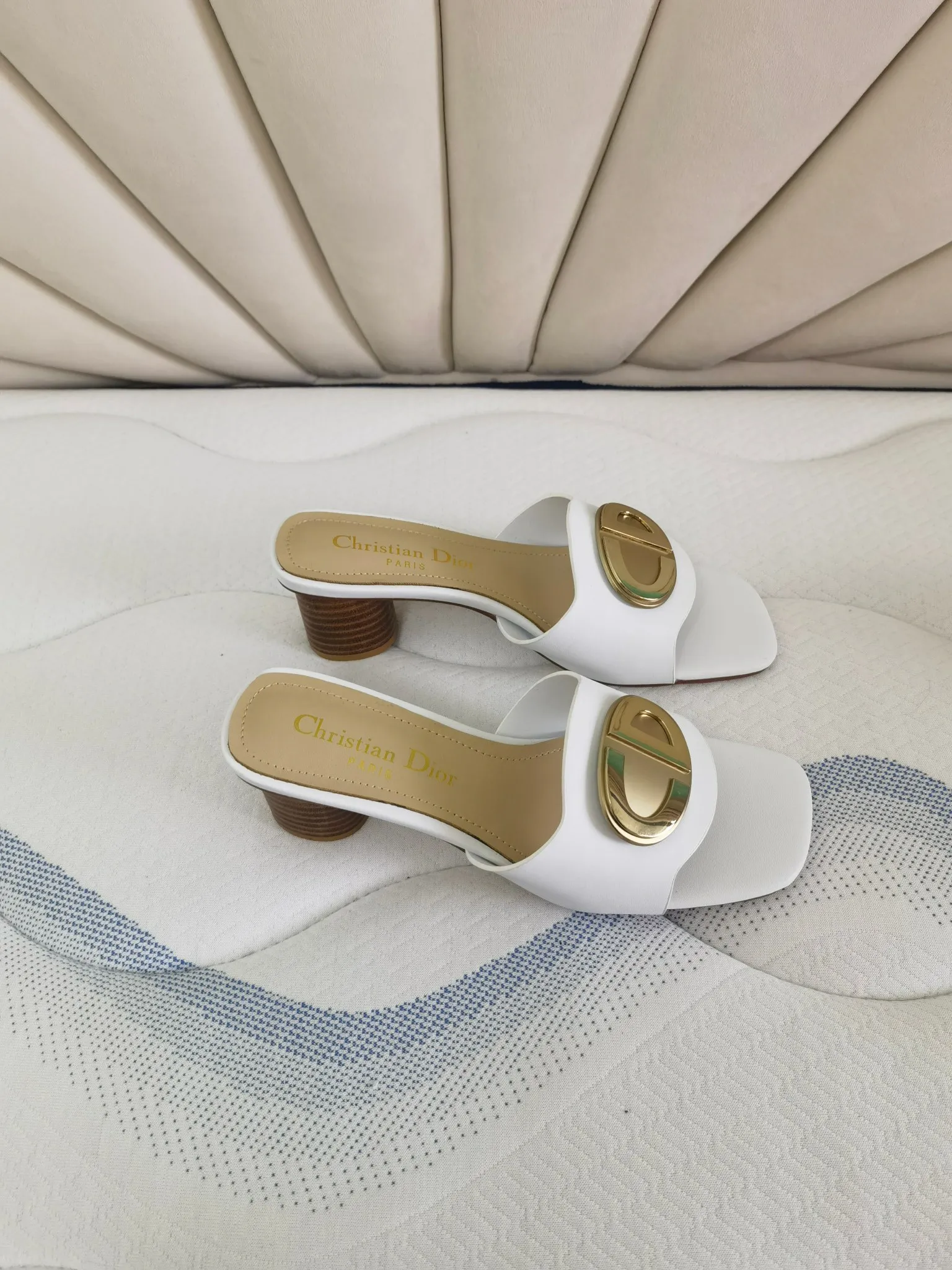 👟👟Ex-factory price 340👟👟 Genuine leather sole +40 Dior 2024 summer catwalk model shipped, heel height 6 cm, four colors available, black, white, apricot, blue, size 35-43